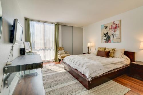 Postel nebo postele na pokoji v ubytování Granada Hills Condo with Community Pool and Workspace
