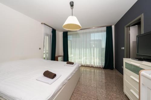 1 dormitorio con 1 cama grande y TV en Vertigo Huge Apartment 2 Bedrooms Balcony Parking en Sofía
