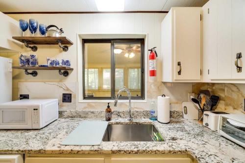 Η κουζίνα ή μικρή κουζίνα στο Hike, Swim, Ski and More Home in Arrowhead Lakes!
