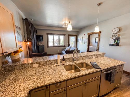 Kuchyň nebo kuchyňský kout v ubytování Happy Trails Condo