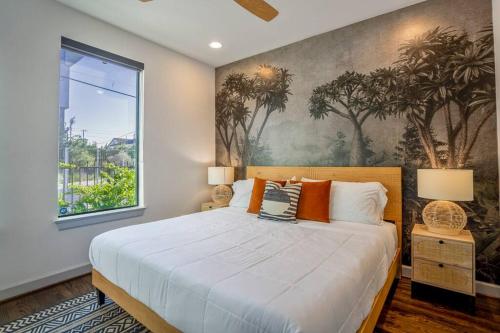 Un dormitorio con una cama grande y una ventana en Urban Jungle Retreat in the HTX Skyline, en Houston