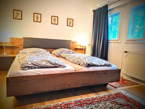 uma cama com duas almofadas num quarto em Ferienhaus Dr. Müller em Meissen