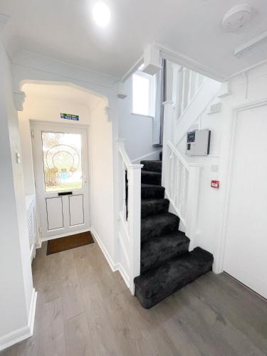 Φωτογραφία από το άλμπουμ του Opulent 5 bedroom Retreat with Hot tub and Entertainment σε Sheerness