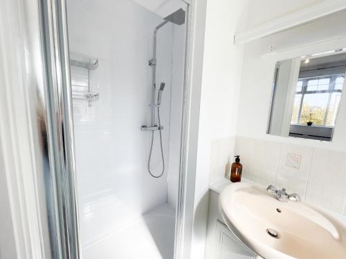 Ένα μπάνιο στο Opulent 5 bedroom Retreat with Hot tub and Entertainment