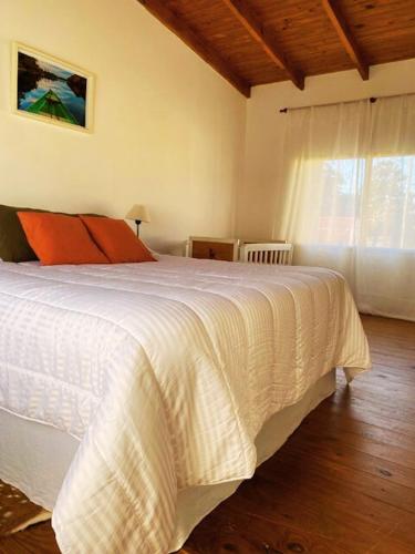 a bedroom with a white bed and a window at Duplex Reencuentro in Mercedes