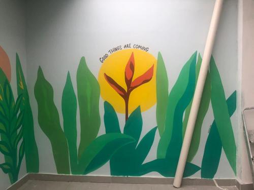 Una pared con un mural de plantas. en Prado Guest House 2, en Florianópolis