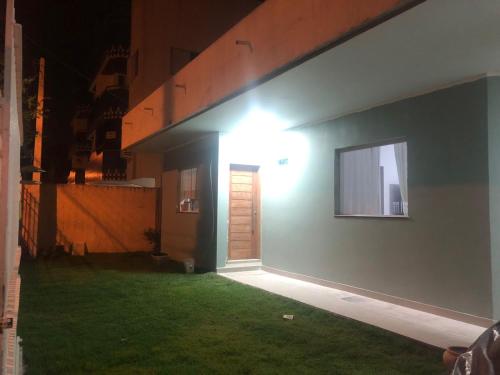 um corredor de uma casa com uma porta e uma janela em Prado Guest House 2 em Florianópolis