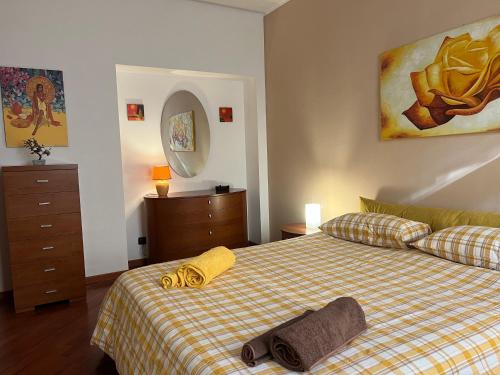 1 dormitorio con 1 cama con 2 toallas en Your Friend in Rome, en Roma
