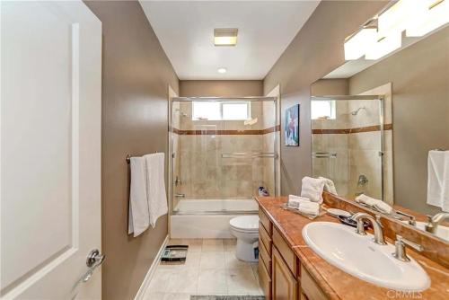 een badkamer met een wastafel, een douche en een toilet bij Shared Luxury Beach house in Redondo Beach. Private 2 Bedrooms / Bath in Redondo Beach