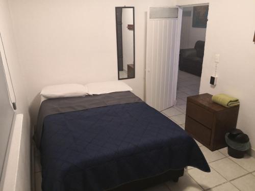 a bedroom with a blue bed and a mirror at Departamento, 2 Recamaras, Familiar o Equipos de Trabajo, WiFi incluido in Tepotzotlán