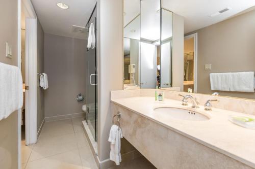 uma casa de banho com um lavatório e um chuveiro em Country Club Charm - 4-Bed Radiant Resort Condo em Edgar