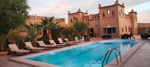 La alberca dentro o cerca de Kasbah Ait BenHadda