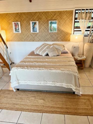 a bedroom with a large bed in a room at Fare URU BUNGALOW F2 Atypical local style in Faaa