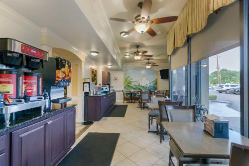 A restaurant or other place to eat at Best Western Plus Westbank