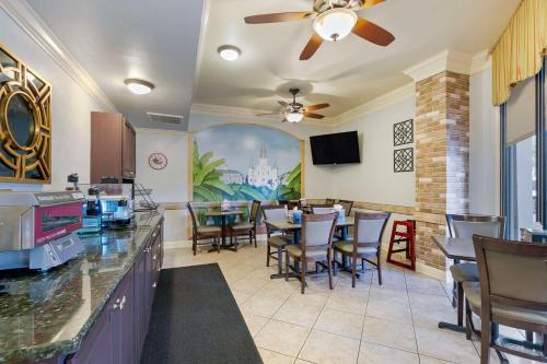 a restaurant with a dining room with tables and chairs at Best Western Plus Westbank in Harvey