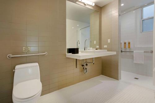 Ванная комната в Best Western Plus Hospitality House Suites