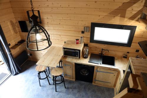 eine Küche mit einem Tisch und einem TV in einem Zimmer in der Unterkunft Cab-Appart Mont de Marsan in Mont-de-Marsan