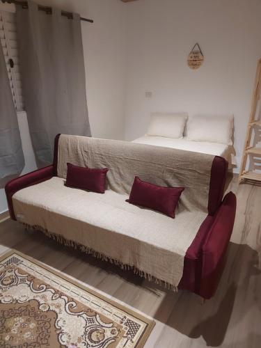 ein Bett mit zwei Kissen auf einem Zimmer in der Unterkunft Sítio Terra Sertaneja - Chalé Um Sonhador in Piedade