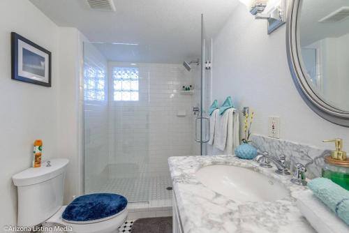 y baño blanco con lavabo y ducha. en *Msg for 5%off*1Bed1Bath HugeGuesthouse MidtownPHX, en Phoenix