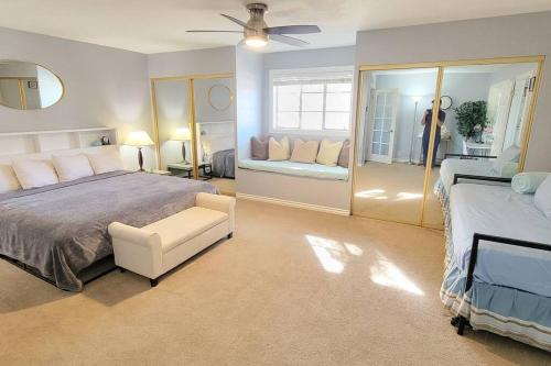1 dormitorio grande con 1 cama grande y ventana en *Msg for 5%off*1Bed1Bath HugeGuesthouse MidtownPHX, en Phoenix