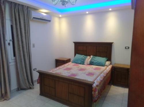 a bedroom with a bed in a room at شقة مفروشة للايجار علي عباس العقاد الرئيسي in Cairo