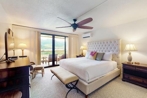 Postel nebo postele na pokoji v ubytování Hanalei Bay Resort 4204/5