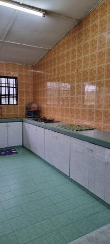 My Homestay Tronoh Seri Iskandar tesisinde mutfak veya mini mutfak