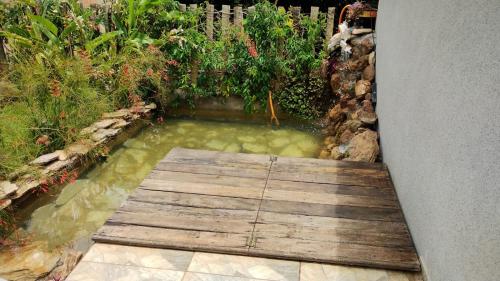 Casa ampla com piscina في بيوي: بركة صغيرة فيها جسر خشبي في حديقة