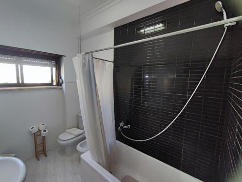 bagno con doccia, lavandino e servizi igienici di Sintra, T3 with terrace in Massama, Queluz, Sintra a Queluz