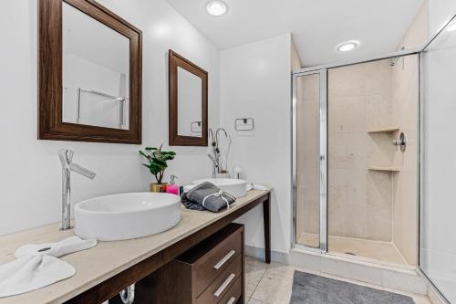 y baño con 2 lavabos y ducha. en Luxurious Condo at ICON with Views en Miami