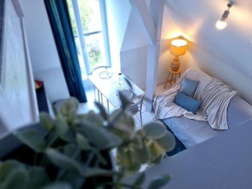 - un petit salon avec un canapé et une lampe dans l'établissement Le Saint-Gildas - parking privé - Belle Isle, à Châteauroux
