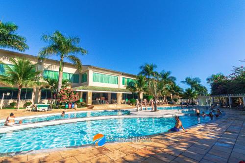 a swimming pool with people in a resort at Apartamentos 2 Quartos- Lacqua diRoma Caldas Novas in Caldas Novas