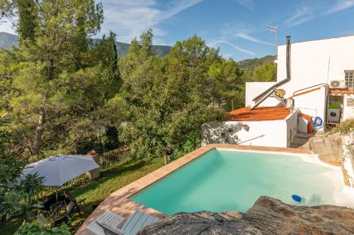 una piscina en el patio trasero de una casa en EL SECADERO, en Alcudia de Veo