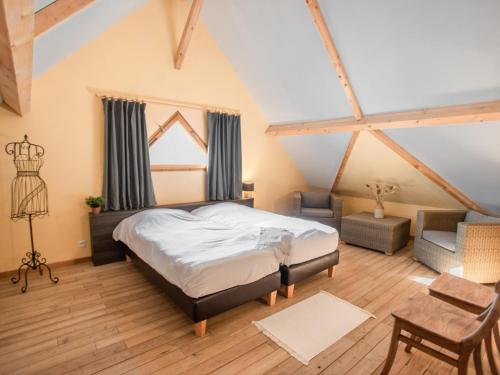 1 dormitorio con 1 cama, 1 sofá y 1 silla en Lac Bleu 34 en Lacapelle-Marival