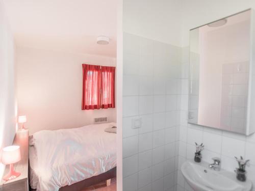 y baño con cama, lavabo y espejo. en Lac Bleu 34 en Lacapelle-Marival