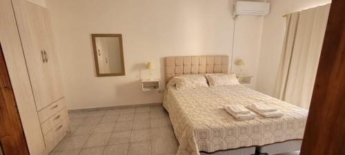1 dormitorio con 1 cama con 2 toallas en SAN EXPEDITO San Rafael en San Rafael