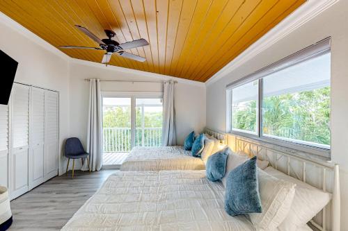 una camera con 2 letti e un ventilatore a soffitto di Two J’s Paradise a Key Largo