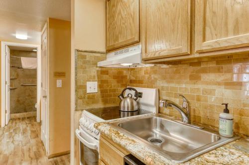 Kitchen o kitchenette sa Lakeland Village by DC