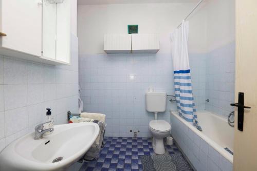 uma casa de banho com um lavatório, um WC e uma banheira em Apartments by the sea Pirovac, Sibenik - 11824 em Pirovac