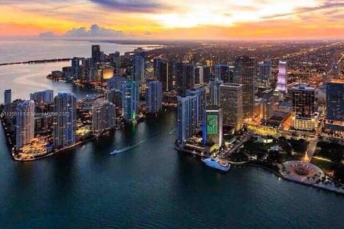 Brickell Luxe - Best Balcony - 32nd Fl - Luxe Waterfront & City Views - Furnished Balcony - Walk-Water-WiFi photo 53
