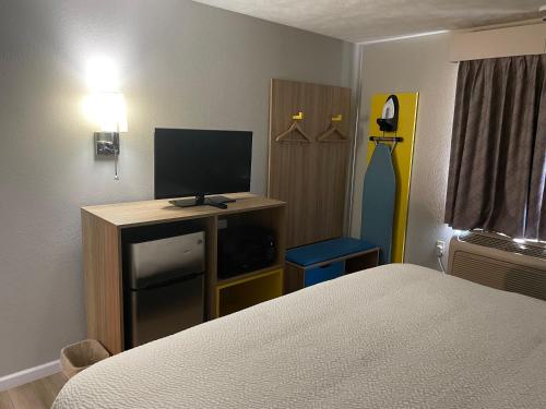 Postel nebo postele na pokoji v ubytování Days Inn by Wyndham Warrensburg