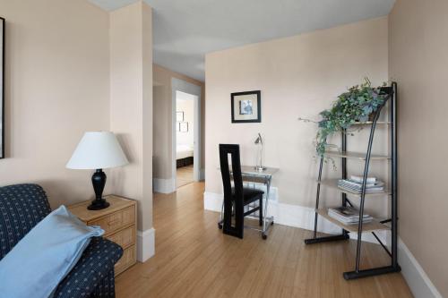 Executive pet friendly lower suite with ocean view – Photos 3