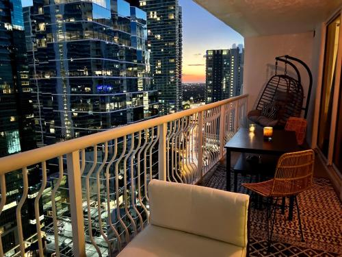 Brickell Luxe - Best Balcony - 32nd Fl - Luxe Waterfront & City Views - Furnished Balcony - Walk-Water-WiFi photo 41