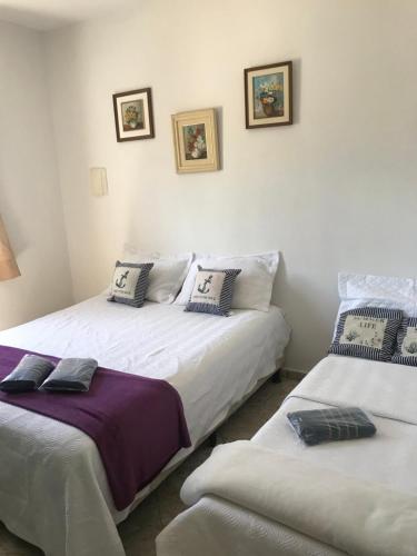 Ένα ή περισσότερα κρεβάτια σε δωμάτιο στο Happy Guest House