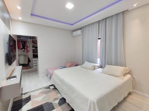 1 dormitorio con 2 camas en una habitación con ventana en CASA ALTO PADRÃO BARRA DO SUL, en Balneário Barra do Sul