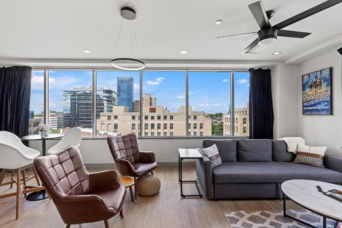 Posezení v ubytování 175 LEX - Walkable Downtown Lexington & Rupp Arena - Full Condos