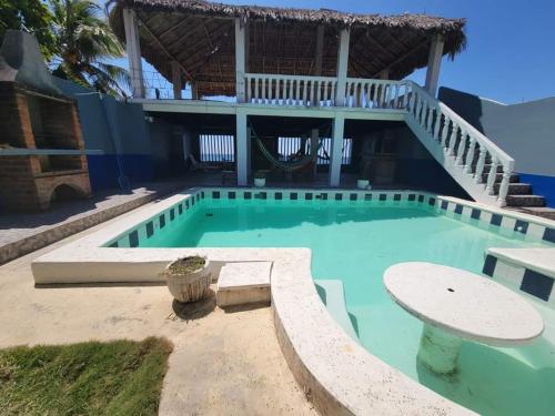 een zwembad met een trap in een huis bij Rancho Hostal Mar in Sonsonate