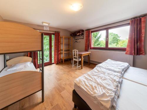 una camera da letto con un letto, una scrivania e una finestra di Spacious Group Stay in Wanne a Wanne