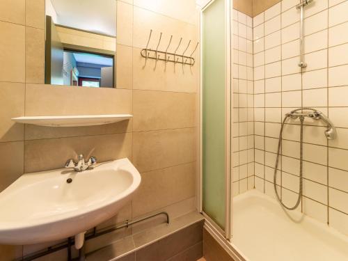 un bagno con lavandino e doccia di Spacious Group Stay in Wanne a Wanne