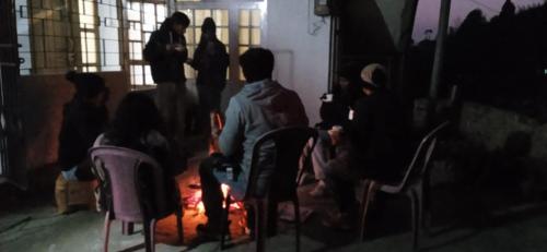 eine Gruppe von Personen, die in einem Zimmer auf Stühlen sitzen in der Unterkunft Yuven House in Darjeeling
